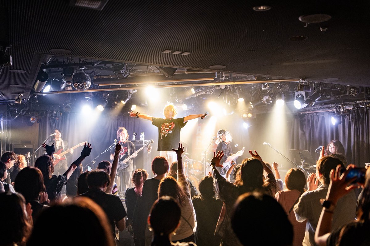 mariuw112's tweet photo. 9/20 AARFes Vol.136、ありがとうございました！
楽しかった〜〜〜！ABCやっぱ最高だね✨
今回初めてイヤモニがっつりつけて&amp;同期操作してちょっぴりレベルアップしたような気がします！！笑
inVOICEさんとの記念写真も嬉しいな♡
楽しい時間をありがとうございました！

Acid Black Sherry、セトリ↓ https://t.co/kyRJwDMw81