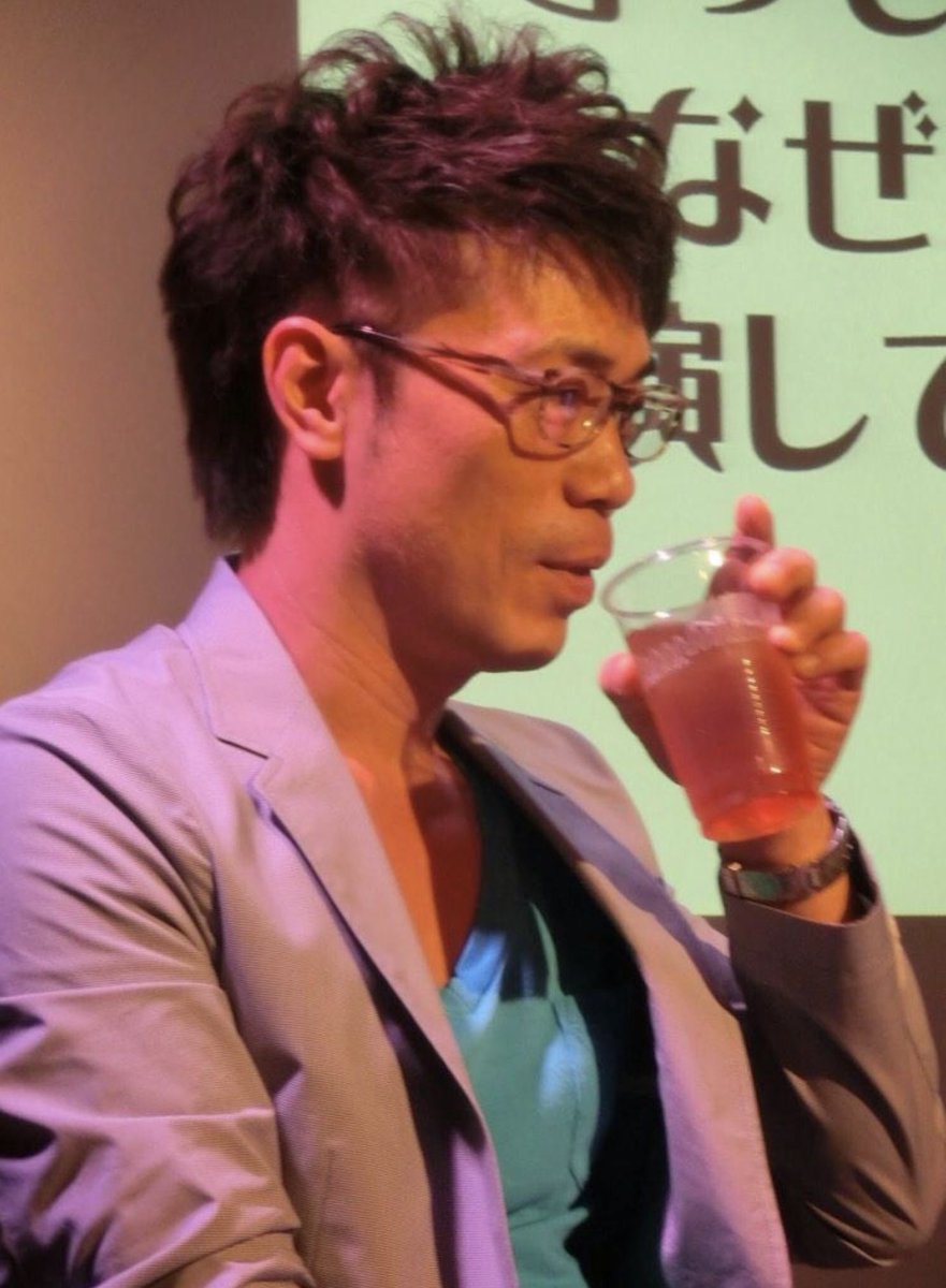 joe59681's tweet photo. 12年前の9/20
初めてのイベント参加

男優は陰の存在がいいのではという理由で
人前に出ることに消極的だった自分に声かけてくれたのは翔田さんだった
翔田さんからの誘いを断るのは野暮だなと思い、一度だけならと自分に言い聞かせイベント参加

お客さんが来るかめちゃくちゃ不安だったが、それもすぐ杞憂に終わる
全国からたくさん来てくれた
ものすごく嬉しかった
何よりも自分がこんなに知られてたことに驚きと戸惑いがあった

あれからちょうど丸12年
今では数えきれないぐらいイベント参加してるけど、いつも思うことはただ一つ

俺はただ、来てくれた人の笑顔が見たいだけだし、楽しかった！が聞きたいだけなんだ

それはこの先も変わらないだろう
これからもよろしくね

……にしても、12年前は
やはり若さがあるね(笑