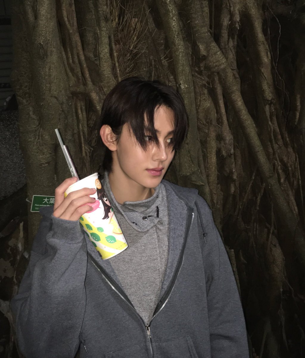 seonghyong's tweet photo. Late night strolls, a cold drink in hand, and navigating the quiet city alleyways after hours. Wrapped up in cozy hoodies, catching flash lit moments against the concrete backdrop, and making the simplest evening wander feel like an absolute scene. https://t.co/KiRAjawo9X