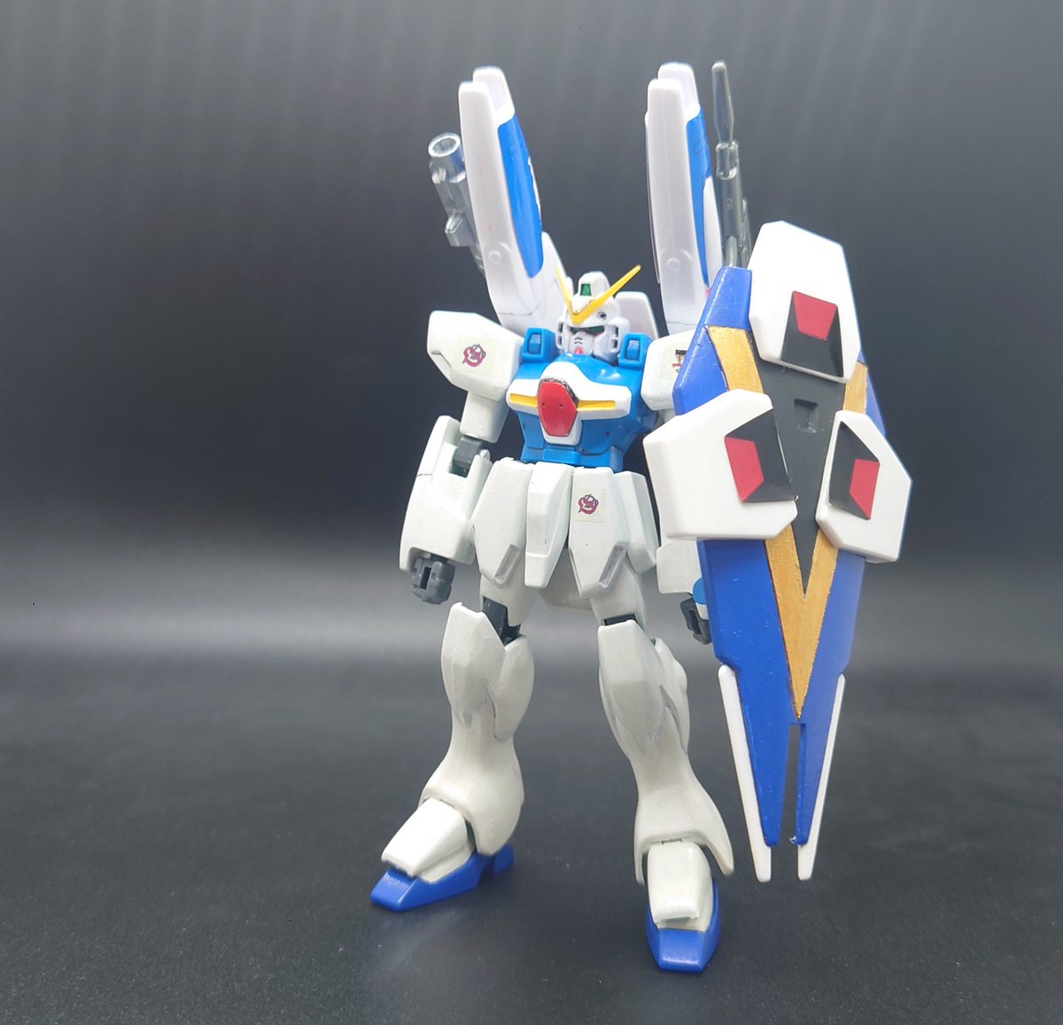 doarapuramo's tweet photo. Vダッシュガンダムイージー
#Vガンはいいぞ

元ネタ『機動戦士クロスボーン・ガンダム DUST』より。
旧キット1/144のV‘、ガンイージ、武器セットのデカール、
そしてHG1/100のV2アサルトからメガビームシールドを拝借。

最近Vガンが注目されてて一番推し作品なので嬉しい😆
(便乗タグ #見てください ) https://t.co/b0ldNHEHL0