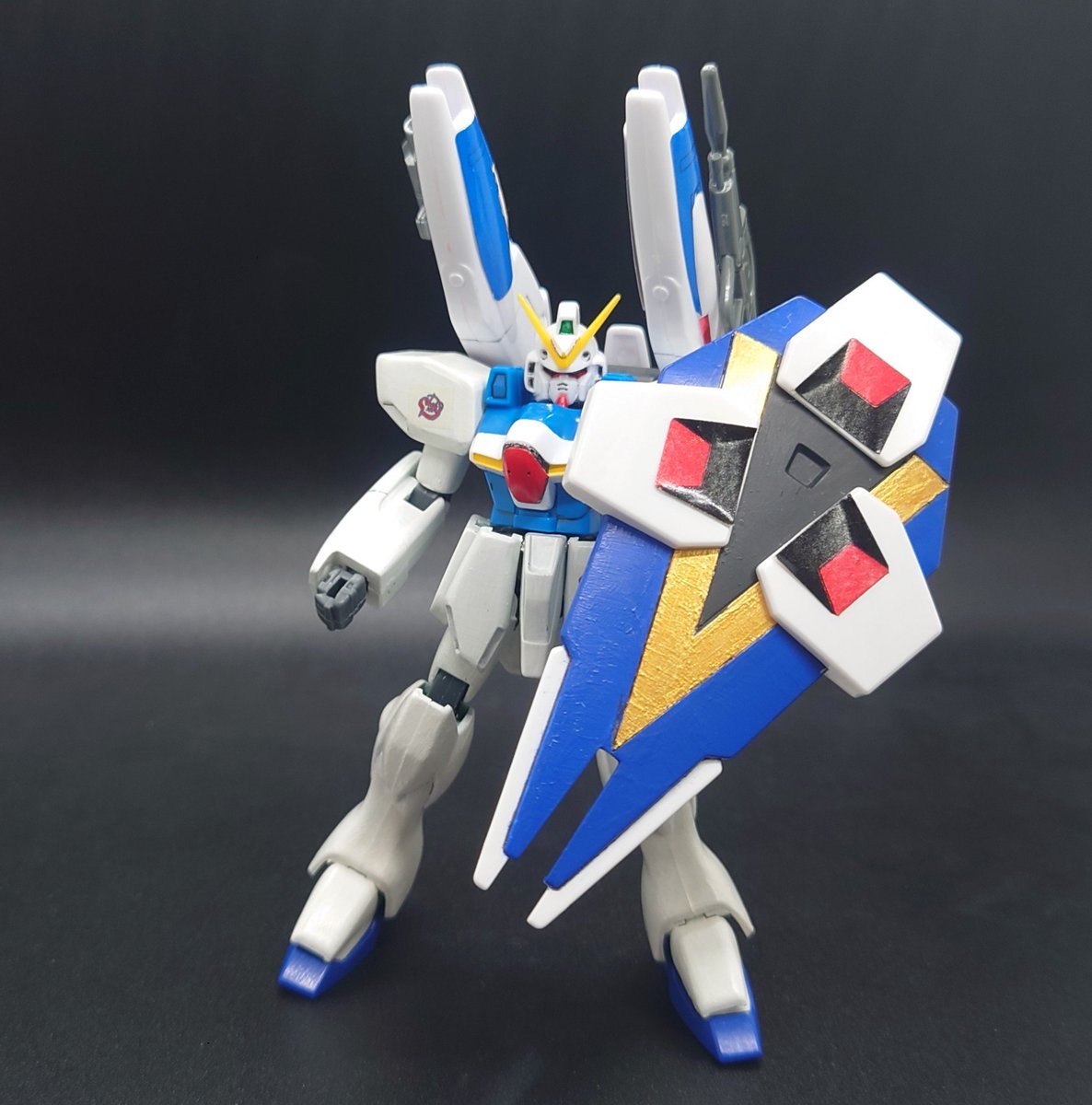 doarapuramo's tweet photo. Vダッシュガンダムイージー
#Vガンはいいぞ

元ネタ『機動戦士クロスボーン・ガンダム DUST』より。
旧キット1/144のV‘、ガンイージ、武器セットのデカール、
そしてHG1/100のV2アサルトからメガビームシールドを拝借。

最近Vガンが注目されてて一番推し作品なので嬉しい😆
(便乗タグ #見てください ) https://t.co/b0ldNHEHL0