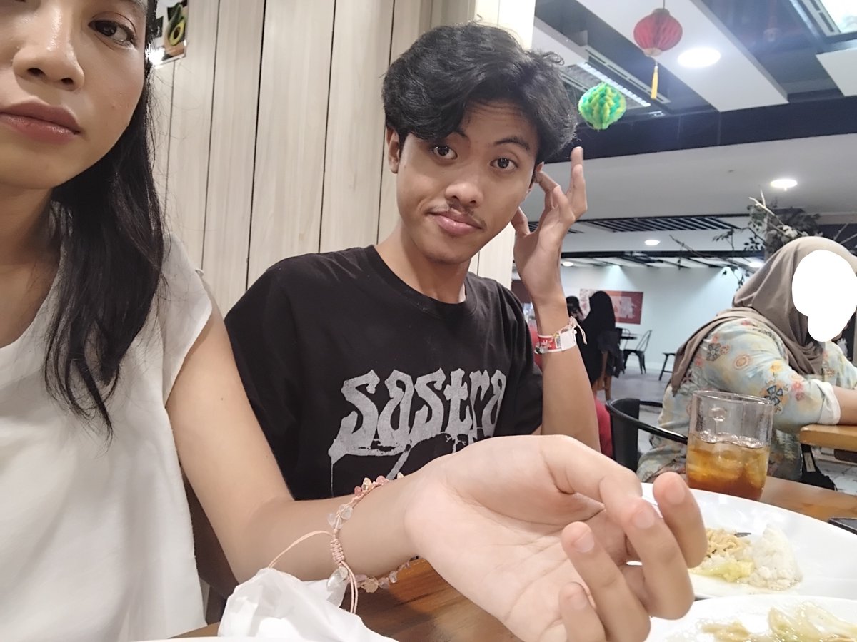 fonematis's tweet photo. @berjalanditempa Si sastra makan sampe linglung https://t.co/P8lYvNXDWF