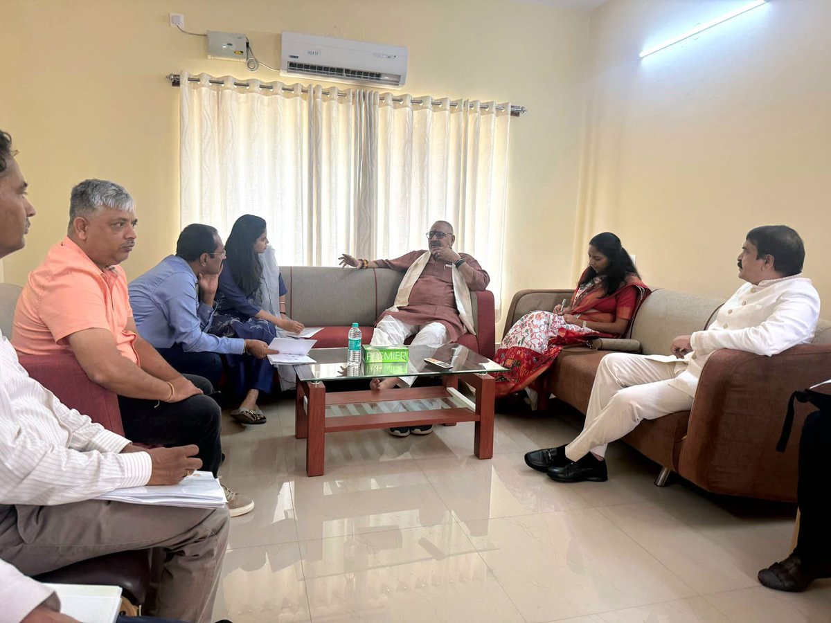girirajsinghbjp's tweet photo. बेंगलुरु, कर्नाटक में वस्त्र एवं सेरीकल्चर क्षेत्र से जुड़े राज्य और केंद्र सरकार के अधिकारियों के साथ समीक्षा बैठक की अध्यक्षता की।

बैठक में PM MITRA Parks के विकास कार्यों में तेजी लाने के निर्देश दिए। साथ ही, ETP को उद्यमी आधारित मॉडल के माध्यम से बढ़ावा देने और इसके प्रभावी संचालन की दिशा में आवश्यक कदम उठाने पर चर्चा की।