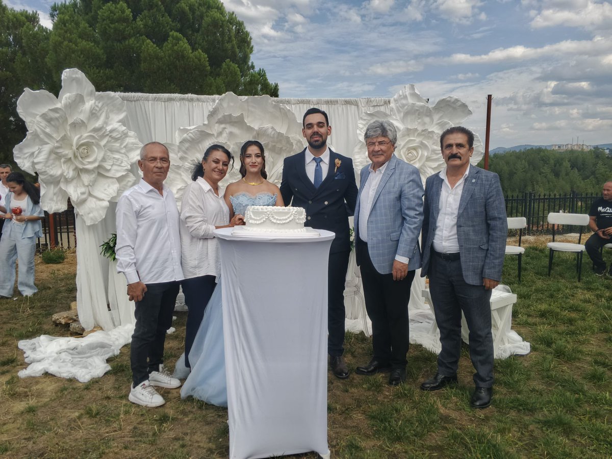 MetinErgun48's tweet photo. Kavaklıdere ilçe başkanımız Mustafa Siner, kadın politikaları başkanınız Heyal Şahbaz ve yönetim kurulu üyelerimizle birlikte,
Kavaklıdere Menteşe’de Şentürk ve Yıldız ailelerinin evlatları Berra ve Efe’nin nişanına katılarak yüzüklerini taktık.

İYİ Parti olarak Berra ve Efe’ye ömür boyu mutluluklar dileriz.