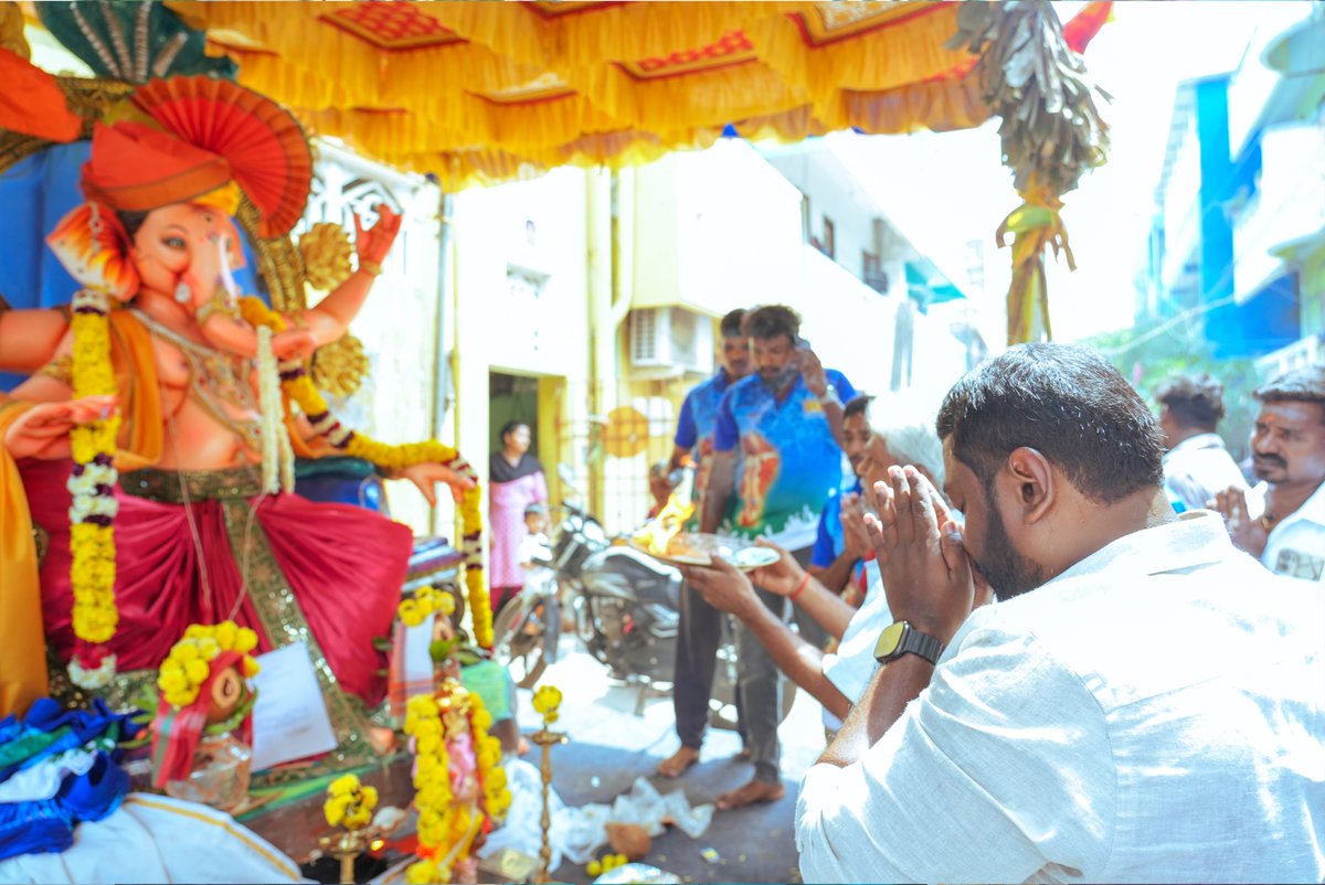 SuryahSG's tweet photo. #SouthChennai Constituency, #Velachery Ward 175 - Darshan and Annadhanam at #HinduMunnani Vinayagar Pandal .

#தென்சென்னை தொகுதி, #வேளச்சேரி வட்டம் 175 - #இந்துமுன்னணி ஏற்பாடு செய்த விநாயகர் பந்தலில் தரிசனம் மற்றும் அன்னதானம்.

#GaneshChaturthi https://t.co/JDuIqmwTdY