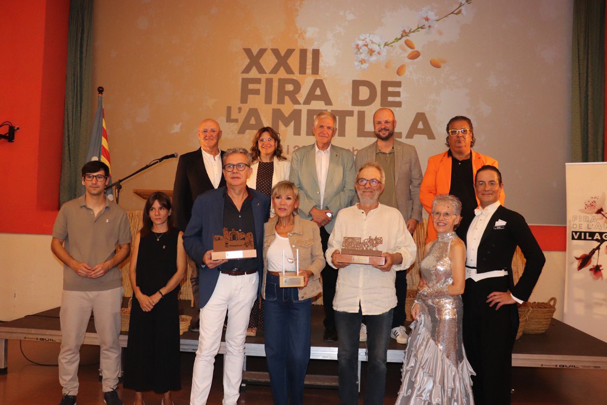 LoJoan's tweet photo. Vilagrassa fa de la Fira de l’Ametlla un gran aparador del producte de proximitat i de l’orgull de fer poble.

Hi hem recollit amb molta il·lusió el reconeixement a #GustdeLleida, una marca que creix gràcies a productors, fires i municipis compromesos amb el nostre territori. https://t.co/gRudEVF2Wm