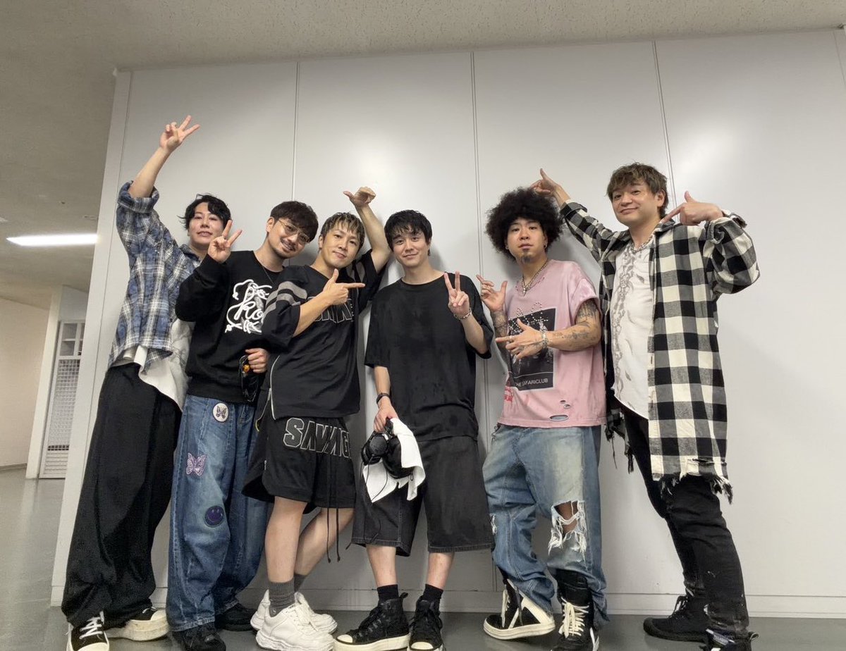KenHigeshiro's tweet photo. SixTONES
味の素スタジアムday2
どしゃぶりの中爆アゲで無事終了🔥

ベースの陸来が今日から合流！
今日のみDJで参加のHiRAPARKさんもサイコーでした👏

いやーしかしあの雨の中パフォーマンスするメンバーのみんな
後ろから見てて痺れた！！
サイコーにかっこよかった！！

#SixTONES_MILESixTONES https://t.co/xA0cOJRo4m