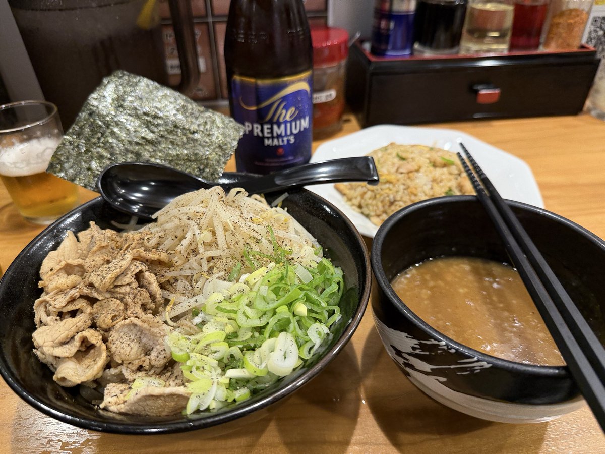 power_console's tweet photo. 散髪予約済みのため、やむなく外出。
そして晩御飯 https://t.co/gjBmMFUrKo