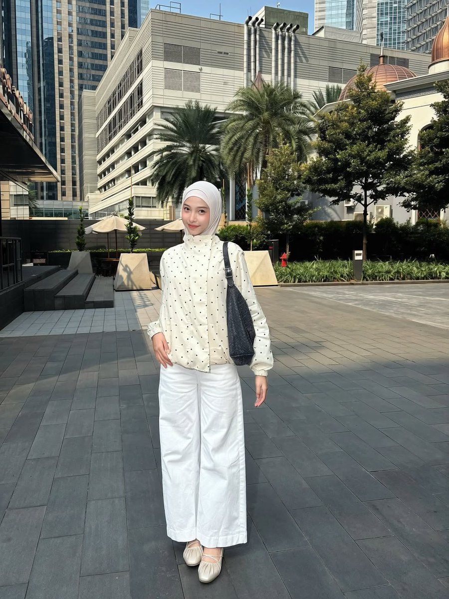 silentmoire_'s tweet photo. ok this top is actually so cute… modelnya tuh bikin outfit keliatan lebih fresh🫠 https://t.co/x0I5efB0FS