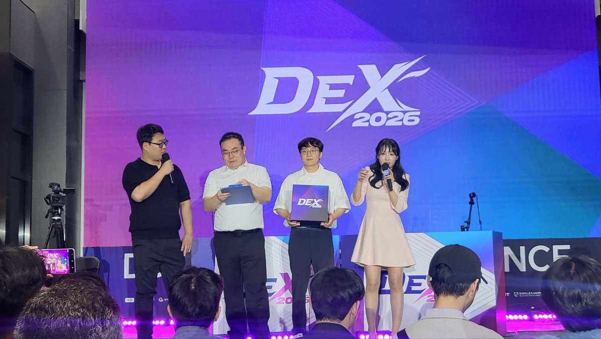 ssireom_man's tweet photo. DEX2026 × AGIT 격투게임 토너먼트가 잘 마무리되었습니다!

오기 쉽지 않은 위치였는데도 많은 플레이어분들이 찾아와 주셨고, 현장 스태프분들도 빠르고 능숙하게 진행해 주신 덕분에 큰 문제 없이 행사를 잘 마칠 수 있었던 것 같습니다.

저도 갑작스럽게 럭키드로우 진행을 맡게 되어 처음엔 조금 놀랐지만, 주변에서 능숙하게 잘 이끌어 주신 덕분에 저 역시 재밌게 즐기면서 진행할 수 있었습니다.

참여해 주신 선수분들과 관람객분들, 그리고 함께 고생해 주신 모든 스태프분들 정말 수고 많으셨습니다!

다음에는 더 좋은 모습으로 다시 뵙겠습니다.
모두 감사합니다!