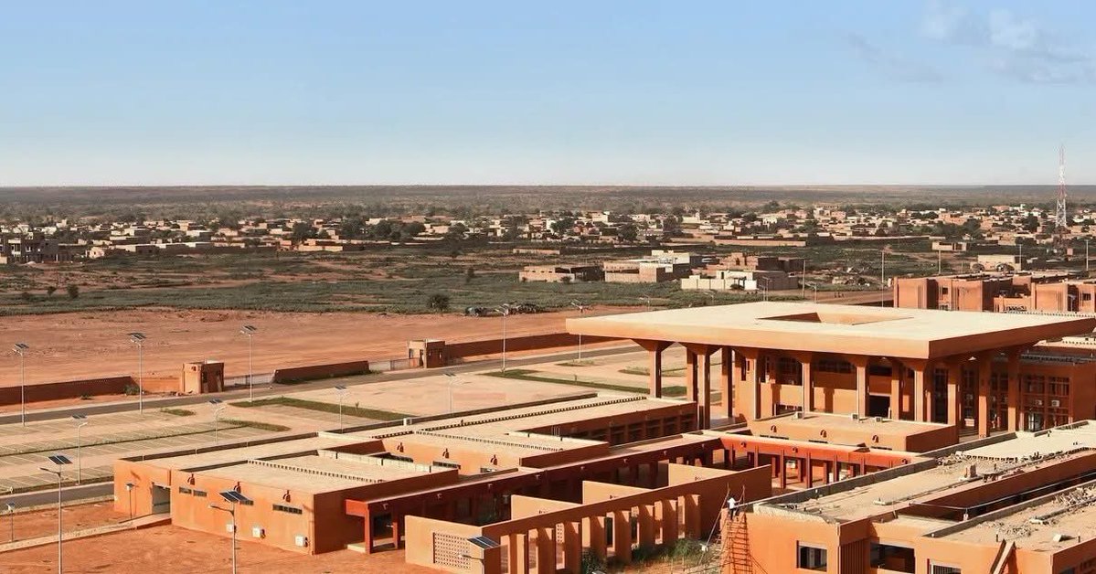 NestorSiurana's tweet photo. Níger ha construido junto a China un hospital que no funciona con electricidad para su refrigeración.

Es el Hospital General de Níger, en los alrededores de Niamey. Una región del Sáhara donde la temperatura media alcanza los 35 °C.

Completado hace 10 años, el hospital se construyó en asociación con el Gobierno de Níger y el CADI, un prestigioso estudio de arquitectura chino.

Las paredes usan un método local llamado "Tyrol", hecho de arena de río y cemento blanco, elegido porque importar materiales de pared a Níger, un país sin litoral, cuesta demasiado dinero.

Los pilares anchos actúan como parasol. Los patios enfrían el ala de pacientes mediante microclimas sombreados, y las paredes perforadas mantienen el aire en movimiento.

El aire acondicionado sólo funciona donde es necesario, como las salas de operaciones, laboratorios o farmacias, en ningún otro lugar.