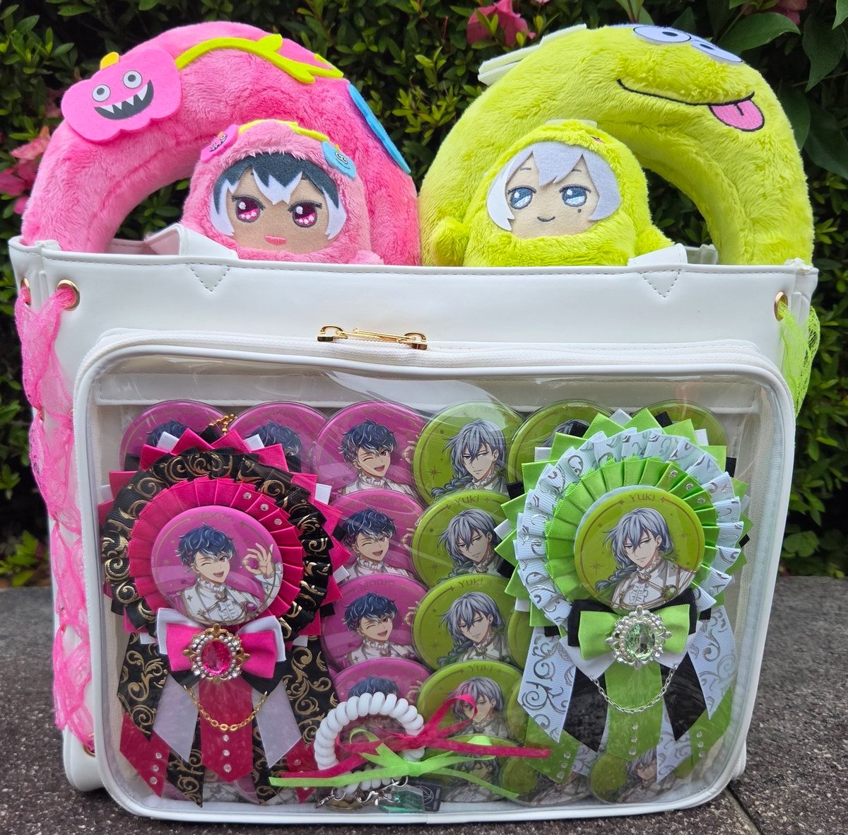 yumemorihimari's tweet photo. そして、あまりにもピンチなので引用元の今までのグッズ常設販売中です😢😢

画像は痛バの作例で、
缶バだけじゃなくて、今までのネプリとかポスカとかでのデコもやれます！
カバン代＋もしロゼットとかご希望だったら装飾の分3000マデ上乗せで作ります、組んで贈ります！人助けだと思ってぜひ…🙇🙇 https://t.co/hxhO4tWhC3