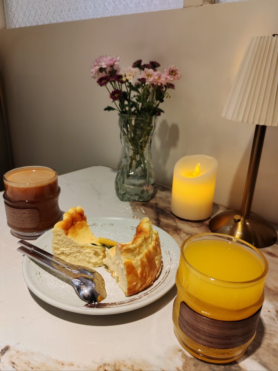ConradSwarrs's tweet photo. Late night cravings hit. Slice of warm matcha cheesecake + a small pot of osmanthus tea. No rush, just quiet comfort here. https://t.co/KTPXEZXBeI