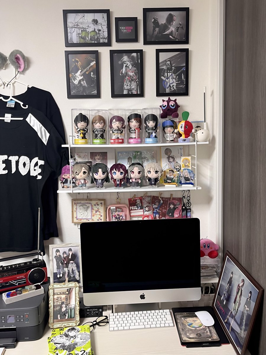 mattsan435's tweet photo. デスク周り整頓してリニューアル✨
バンドのポスターとか貼って育ったおじさん世代なので大好きなバンドの姿を拝める仕様に
ご本人公式グッズが無いので色々かき集めて手を加えてみた🖼️🧸 https://t.co/82m0BToL3G