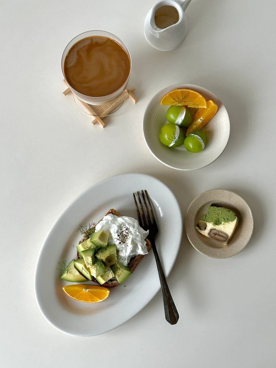 Aipung6's tweet photo. Sunny brunch with buttery avocado toast and a warm latte—small bites, big mood.， https://t.co/ImVHORziyw