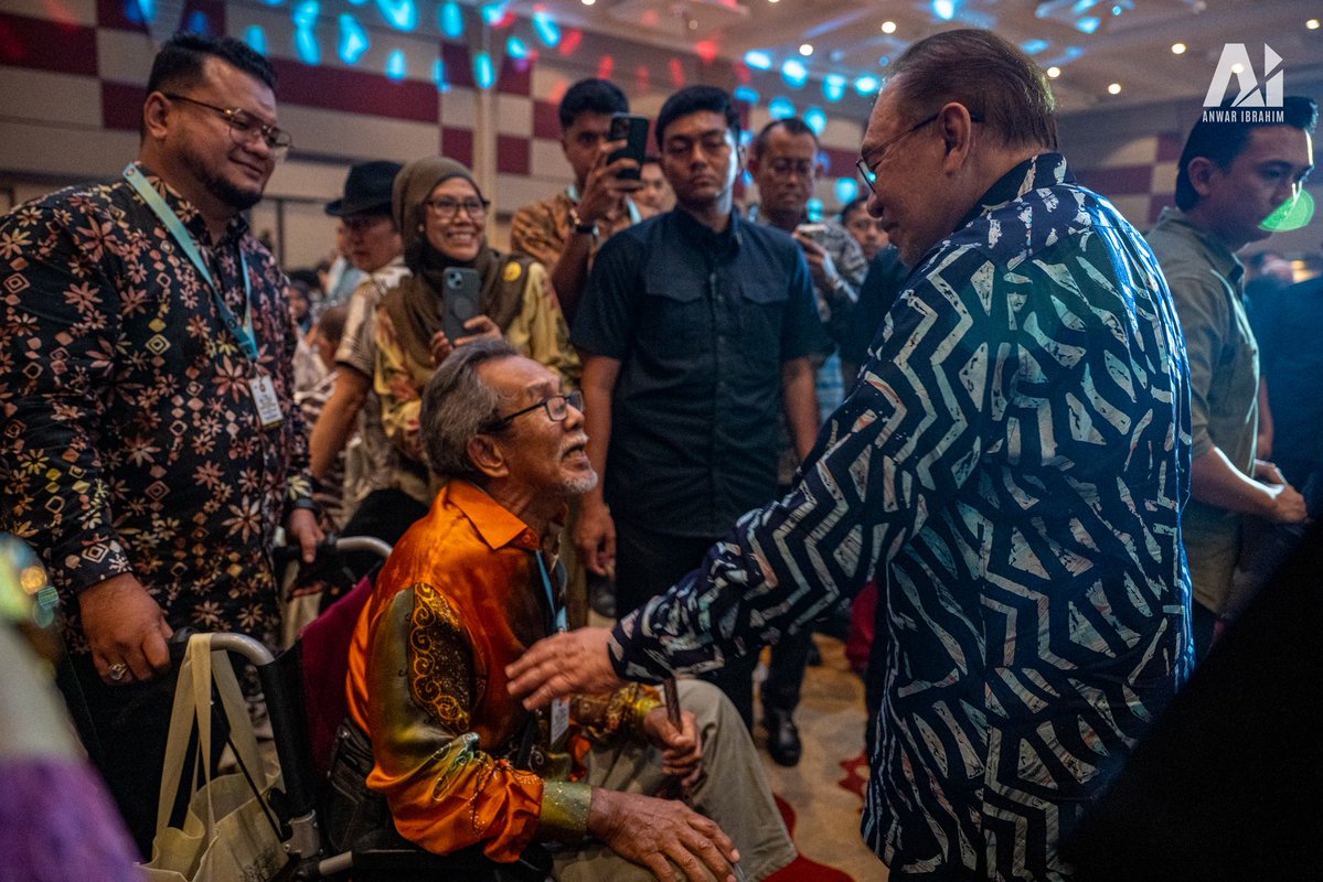 anwaribrahim's tweet photo. Saya dan Azizah kembali bersama sahabat-sahabat lama, para perintis dan otai Reformasi yang telah melalui segala liku, derita dan pengorbanan sejak awal perjuangan ini. Pertemuan semula ini tentunya mengundang rasa terharu dan sebak mengenangkan perjalanan panjang yang telah kita lalui bersama.

Mana mungkin saya dan Azizah melupakan jasa dan pengorbanan setiap daripada mereka kerana tanpa kekuatan, keberanian dan semangat juang kalian, tidak mungkin saya berdiri di sini hari ini memikul amanah sebagai Perdana Menteri.

Namun perjuangan ini masih belum selesai, maka gilap semula semangat yang sudah ada, usah pernah letih, usah mudah bebal dan jangan biarkan rasa terkilan atau tersinggung memadamkan semangat perjuangan.

Himpunkan semula kekuatan dan pesan kepada anak-anak, keluarga, sahabat serta generasi seterusnya bahawa perjuangan membawa perubahan menuntut keberanian, kesabaran dan daya juang yang tidak pernah padam.

Usia mungkin bertambah dan langkah mungkin semakin perlahan, tetapi semangat jangan sesekali pudar kerana kita pernah jatuh, kalah dan menderita, namun kita juga tahu bagaimana untuk bangkit semula.

Lawan tetap lawan!

#MalaysiaMADANI
#YakinMADANI