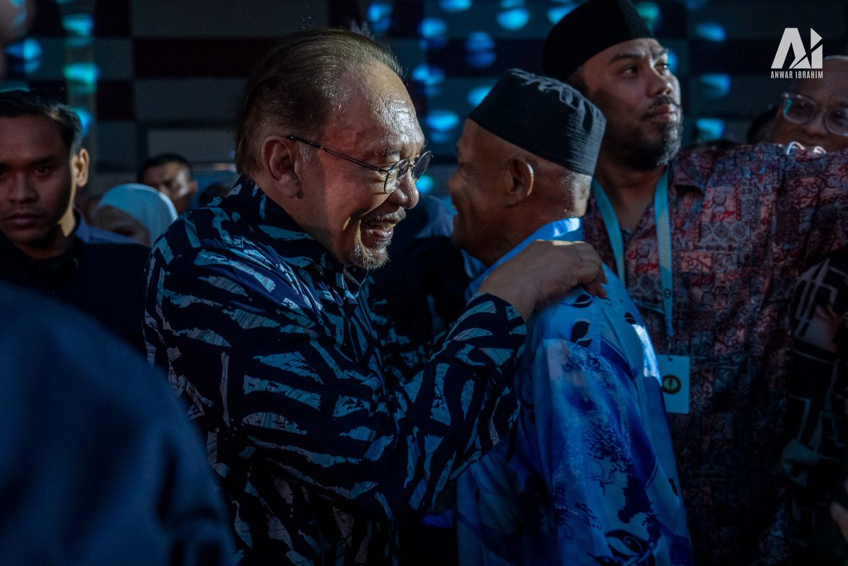 anwaribrahim's tweet photo. Saya dan Azizah kembali bersama sahabat-sahabat lama, para perintis dan otai Reformasi yang telah melalui segala liku, derita dan pengorbanan sejak awal perjuangan ini. Pertemuan semula ini tentunya mengundang rasa terharu dan sebak mengenangkan perjalanan panjang yang telah kita lalui bersama.

Mana mungkin saya dan Azizah melupakan jasa dan pengorbanan setiap daripada mereka kerana tanpa kekuatan, keberanian dan semangat juang kalian, tidak mungkin saya berdiri di sini hari ini memikul amanah sebagai Perdana Menteri.

Namun perjuangan ini masih belum selesai, maka gilap semula semangat yang sudah ada, usah pernah letih, usah mudah bebal dan jangan biarkan rasa terkilan atau tersinggung memadamkan semangat perjuangan.

Himpunkan semula kekuatan dan pesan kepada anak-anak, keluarga, sahabat serta generasi seterusnya bahawa perjuangan membawa perubahan menuntut keberanian, kesabaran dan daya juang yang tidak pernah padam.

Usia mungkin bertambah dan langkah mungkin semakin perlahan, tetapi semangat jangan sesekali pudar kerana kita pernah jatuh, kalah dan menderita, namun kita juga tahu bagaimana untuk bangkit semula.

Lawan tetap lawan!

#MalaysiaMADANI
#YakinMADANI