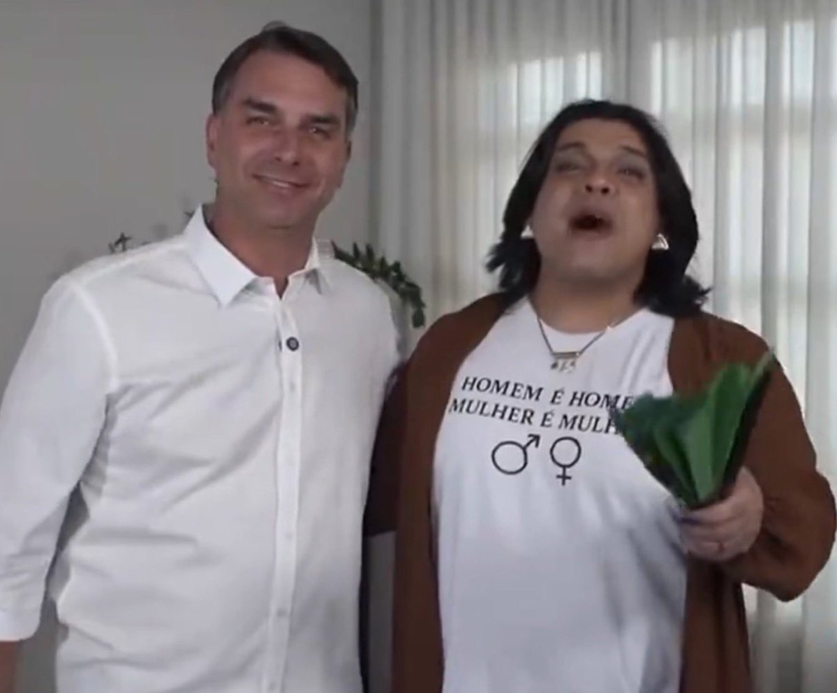 claudiopedrosa8's tweet photo. Uma mulher trans vestindo uma camisa "homem é homem, mulher é mulher" é a prova que o bolsonarismo corroem mentes doentes. https://t.co/Om7E8romG6