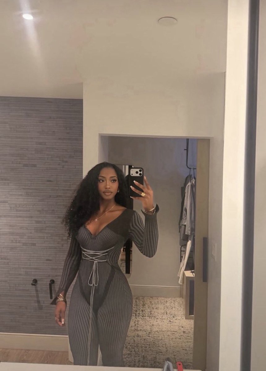 SoniaFash's tweet photo. This picture of Aniya has me in a chokehold https://t.co/SpKqPfVahR