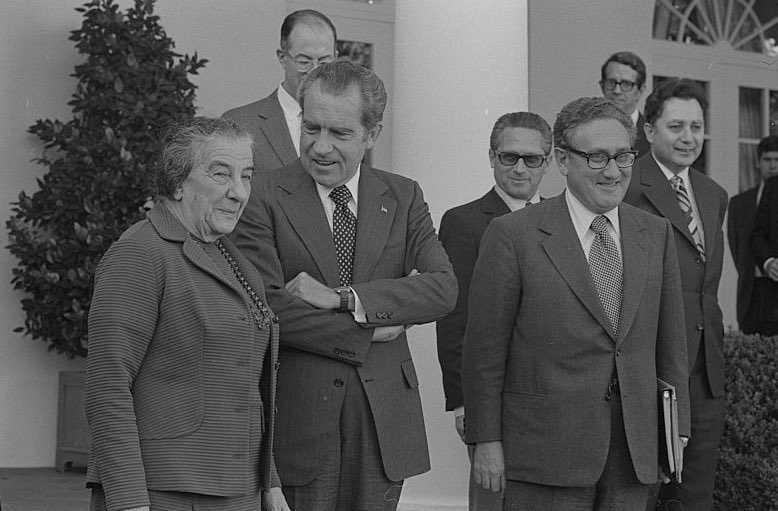lcmondino_'s tweet photo. Cuando Golda Meir recriminó al entonces Secretario de Estado, Henry Kissinger, no apoyar lo suficiente a Israel en la guerra contra sus enemigos, éste le dijo: “Primero soy ciudadano del mundo, después americano, después republicano y después judío”. 

“Precisamente, le contestó con mucha precisión Golda Meir, en hebreo leemos de derecha a izquierda”.