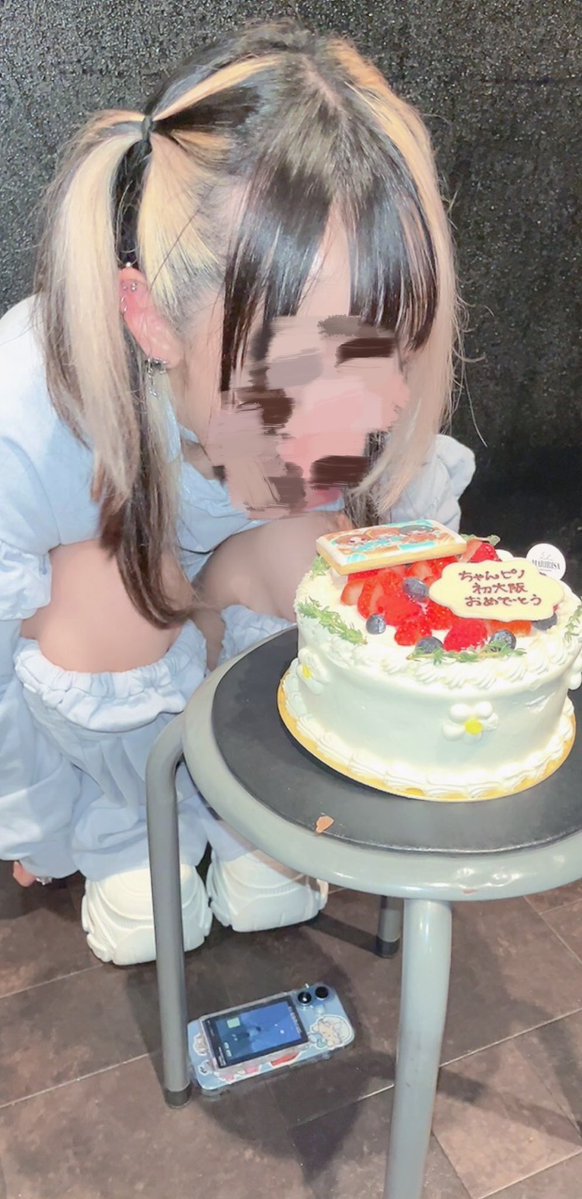 pino_chan_m's tweet photo. そして今回、初大阪ライブを祝して素敵なお客様たちから花束とケーキをいただきました！！！！

嬉しくて口角上がりっぱなしでした、わたしのことたくさん考えて大阪まで着いてきてくれてありがとうね🥲🥲🥲

君たちに胸張って応援してもらえるようにこれからも超頑張るから、傍で見ててね！！！！ https://t.co/pNaU8MRxjq
