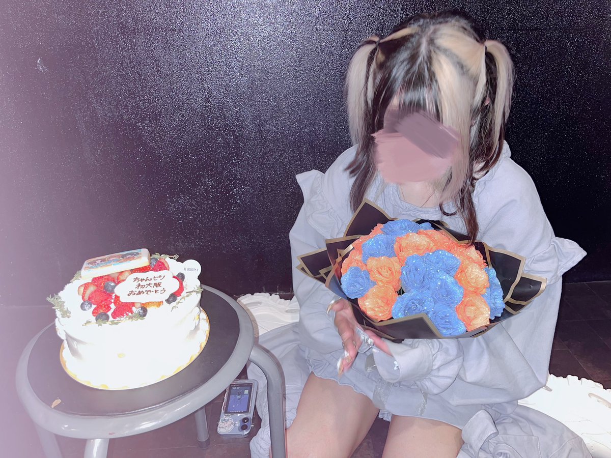 pino_chan_m's tweet photo. そして今回、初大阪ライブを祝して素敵なお客様たちから花束とケーキをいただきました！！！！

嬉しくて口角上がりっぱなしでした、わたしのことたくさん考えて大阪まで着いてきてくれてありがとうね🥲🥲🥲

君たちに胸張って応援してもらえるようにこれからも超頑張るから、傍で見ててね！！！！ https://t.co/pNaU8MRxjq