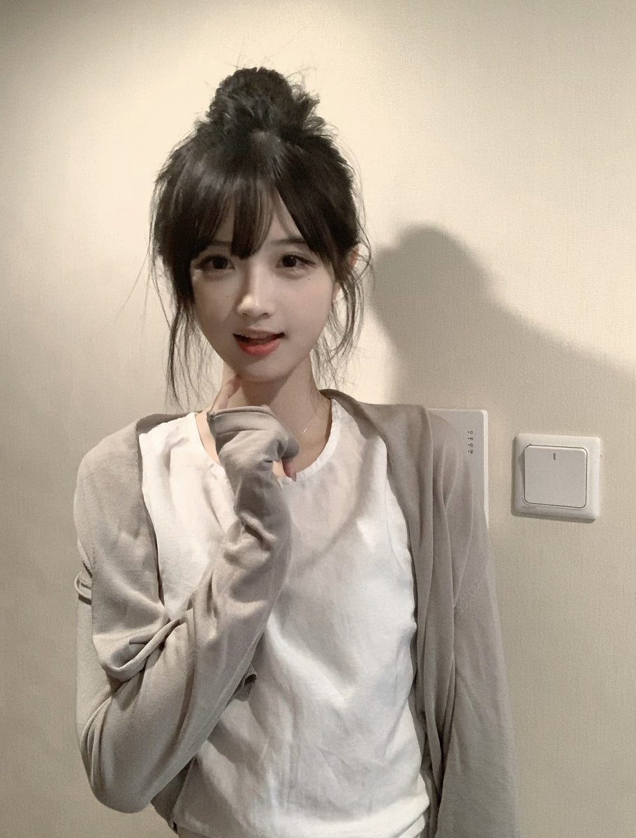 xiaoxiaoUUa's tweet photo. 06年女大
还有男孩子喜欢吗？
找法友 #女大 https://t.co/iEeZsgWZ7k