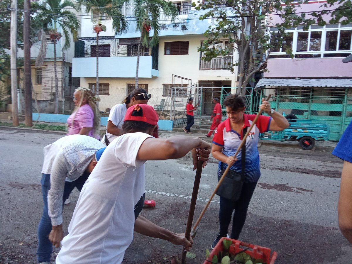 Roilancu1's tweet photo. Desde bien temprano este domingo, estamos en intensa Jornada de Trabajo Voluntario, a lo largo de la calle Calzada, aquí en #PlazadelaRevolución.
HACER ES LA MEJOR MANERA DE DECIR. 
#PlazaEnElCorazón 
#LaHabanaViveEnMí
#CubaVencerá https://t.co/BCHcBK5pf3