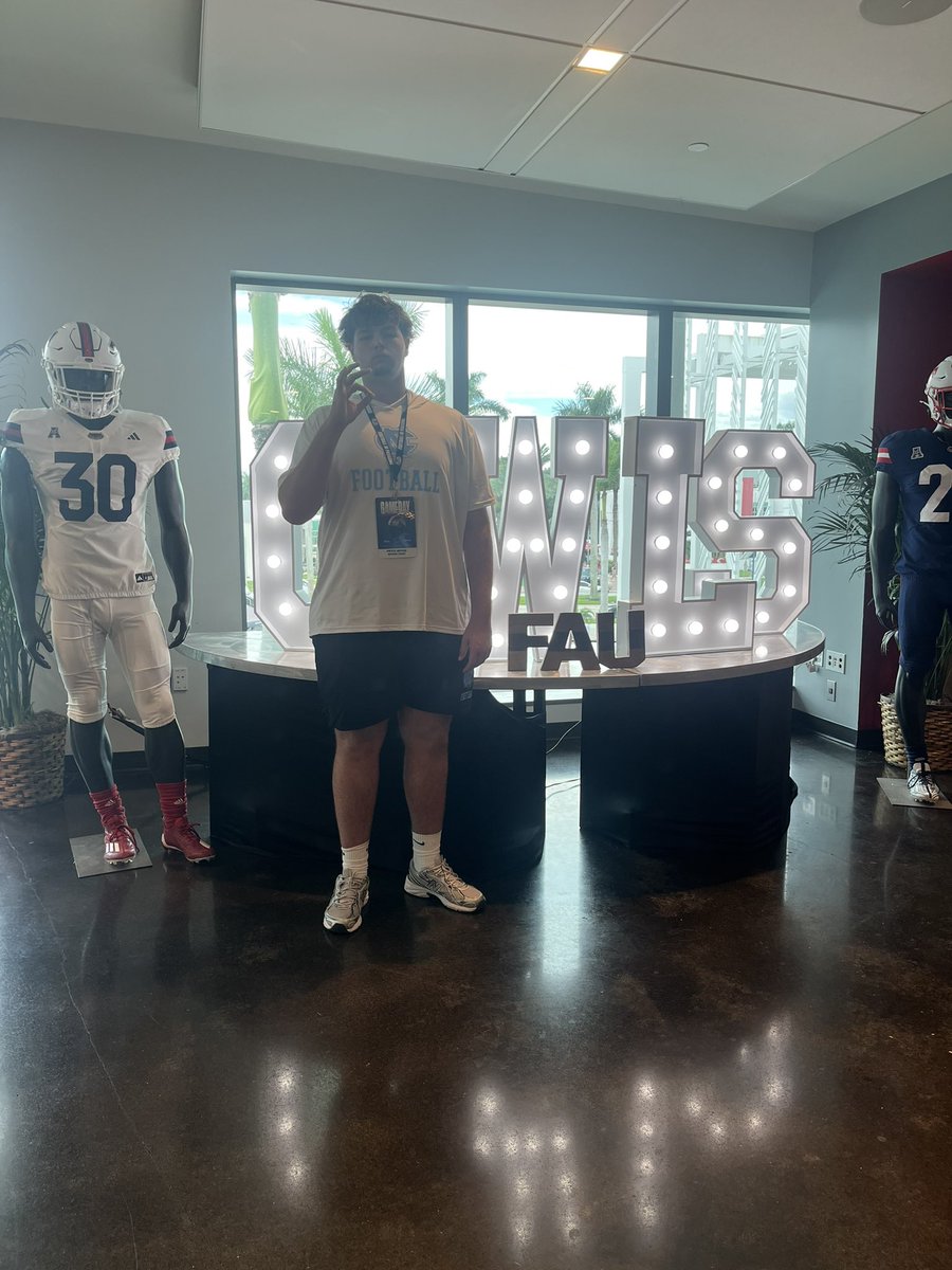 PryceMeyer's tweet photo. Huge thank you @AnthonyRDiTota for showing me and @CoachHawley around the facility’s before the game. I had a great experience in paradise and look forward to coming back! @CoachHamby @Andrew5Ferreira #WIP🏝️ https://t.co/G5GqLzuRlO