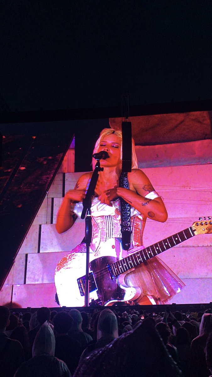 malusbadlands's tweet photo. uma semana q eu vi a halsey e eu só penso nisso QUE SAUDADE VOLTA HALSEY https://t.co/CB1JZzkQfk