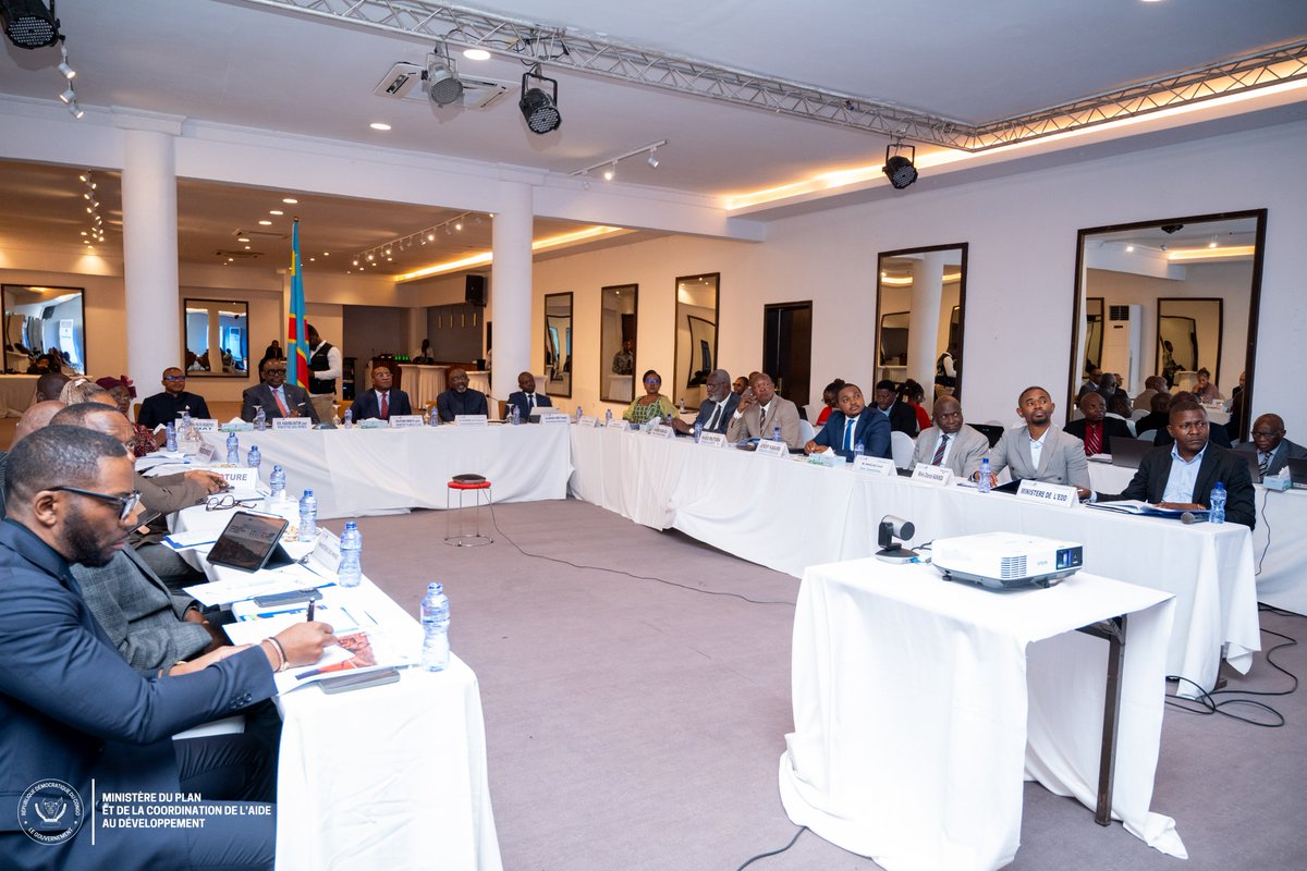 PlanRdc's tweet photo. ⏮️Retro|Kinshasa-RDC
141ᵉ réunion du Comité exécutif de l’ITIE-RDC

En sa qualité de Président du Comité Exécutif de l’Initiative pour la Transparence dans les Industries Extractives (ITIE-RDC) @itierdc , le Ministre d’État, Ministre du Plan & CAD,  @guylainnyembo_ , a présidé, le jeudi 16 septembre, la 141ᵉ réunion ordinaire du Comité Exécutif, en présence notamment du Ministre des Mines @MinMinesRDC , @LouisWKabamba. 

Cette session a permis de faire le point sur l’état d’avancement de la mise en œuvre du processus ITIE en République démocratique du Congo, d’examiner les différents rapports et outils préparatoires, ainsi que de définir les prochaines actions à mener en perspective de la Validation de la RDC au regard de la Norme ITIE, prévue en octobre 2026.

📌Il était également question d'insister sur la nécessité de maintenir la dynamique de préparation du pays aux prochaines échéances internationales, entre autres,  la Conférence internationale de l'ITIE, prévue à Bruxelles en octobre prochain. Une étape importante pour la RDC, appelée à poursuivre la consolidation de ses acquis en matière de gouvernance, de transparence et de valorisation responsable de ses ressources minières.

#Transparence#ITIE-RDC#Validation2026 #ConférenceInternationaleITIE