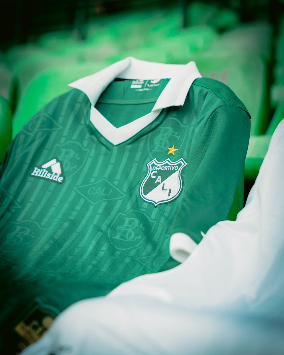 EleteTSC's tweet photo. 🇨🇴🇳🇬 Deportivo Cali (@DeportivoCaliCP) y Hillside lanzaron dos camisetas en homenaje al primer título del club en 1965.

Lucen cuello tipo polo, una trama de líneas y escudos, y varios detalles en referencia al campeonato y el club. https://t.co/aa87XMESzU