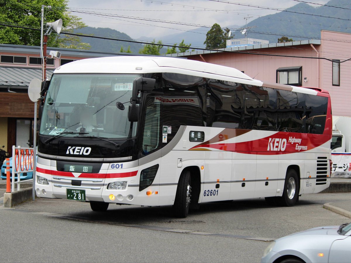 05N_HRK6400BUS's tweet photo. #バスの日

次は東[京]と八[王]子で「京王バス」。
繁忙期には1日に大量の車両が東京から送られてきます。南信から東京への手段は圧倒的な利便性を誇る高速バスが1強……多種多様な車両が来るので日々チェックが欠かせません！
#京王バス @keiobus_info https://t.co/IFK8oyzSIy