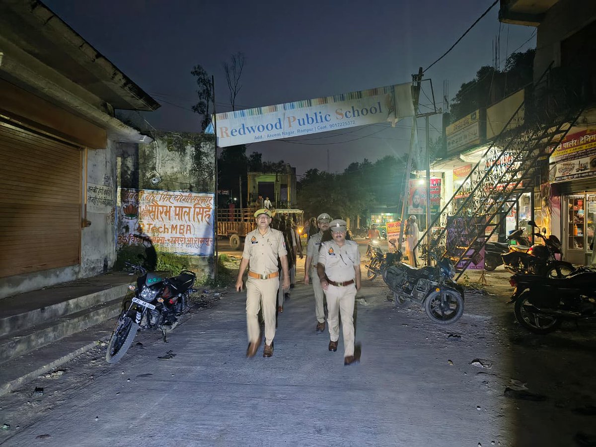 rampurpolice's tweet photo. #एसपी_रामपुर के निर्देशन में थाना अजीमनगर #RampurPolice द्वारा अपराध नियन्त्रण, कानून/शान्ति व्यवस्था, आगामी त्यौहार तथा जनमानस में सुरक्षा की भावना जागृत करने के दृष्टिगत थाना क्षेत्रान्तर्गत महत्वपूर्ण/भीड भाड वाले स्थानो पर मय पुलिस बल पैदल गश्त की गयी।
#UPPolice
#RampurPolice
#FootPetrollinge