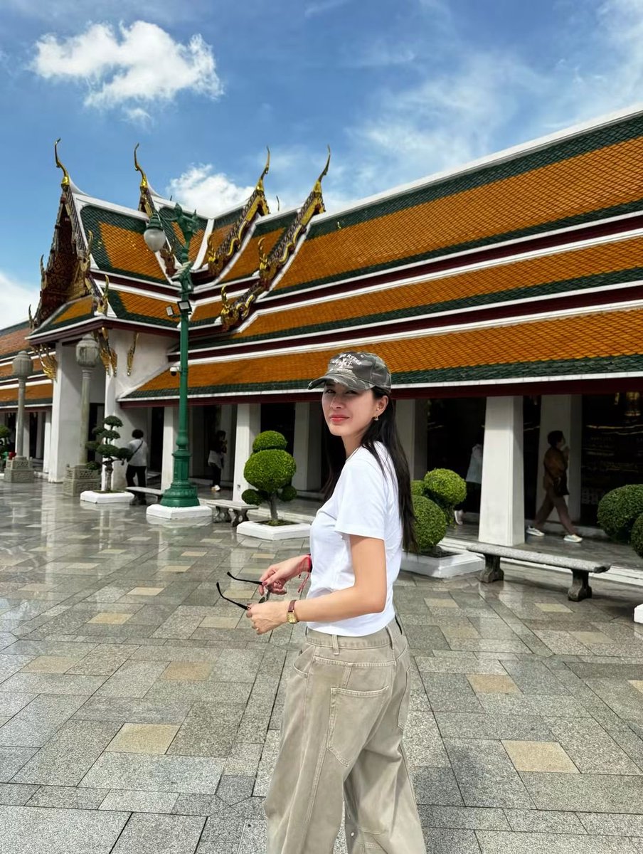 cen_phus's tweet photo. ในวันที่ฝนตก แต่ก็ยังมีเธอคนนี้ที่ทำให้ท้องฟ้าดูสดใส🤍✨️🥹🫶
#luxsulax https://t.co/EuAdKOFcdy