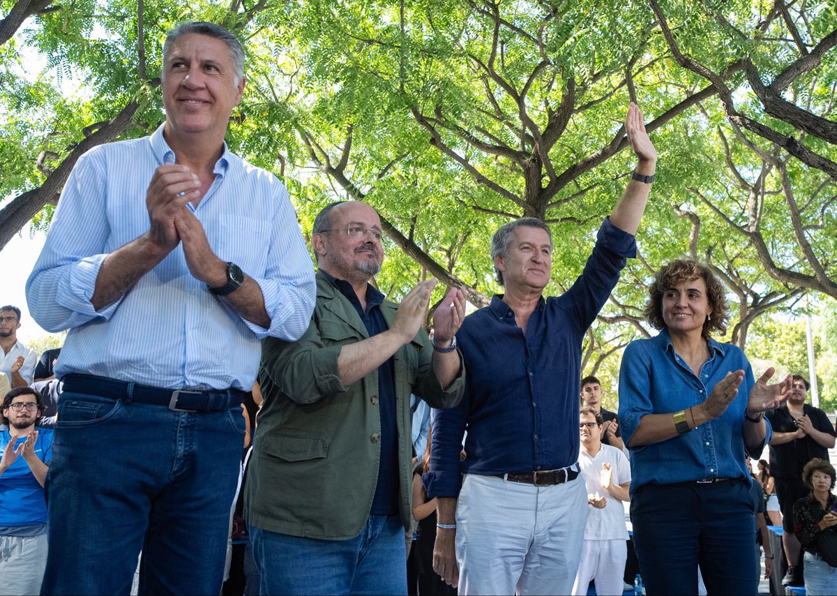 Albiol_XG's tweet photo. ¡Espectacular mitin en #Badalona, con más de 7.000 personas, junto a @NunezFeijoo! 🙌

Durante mi intervención le he pedido a Feijóo que, cuando sea presidente de España, legisle sobre dos cuestiones muy importantes para Badalona y para muchas otras ciudades de nuestro país: la lucha contra la ocupación, con el objetivo de que los ocupas estén fuera en 48 horas, y la lucha contra la multirreincidencia. No puede ser que haya personas que delincan 20, 30 o 40 veces sin que haya consecuencias.

Gracias a todos los vecinos que nos habéis acompañado y que habéis abarrotado la plaza del Centenari. ¡Seguimos! 💪