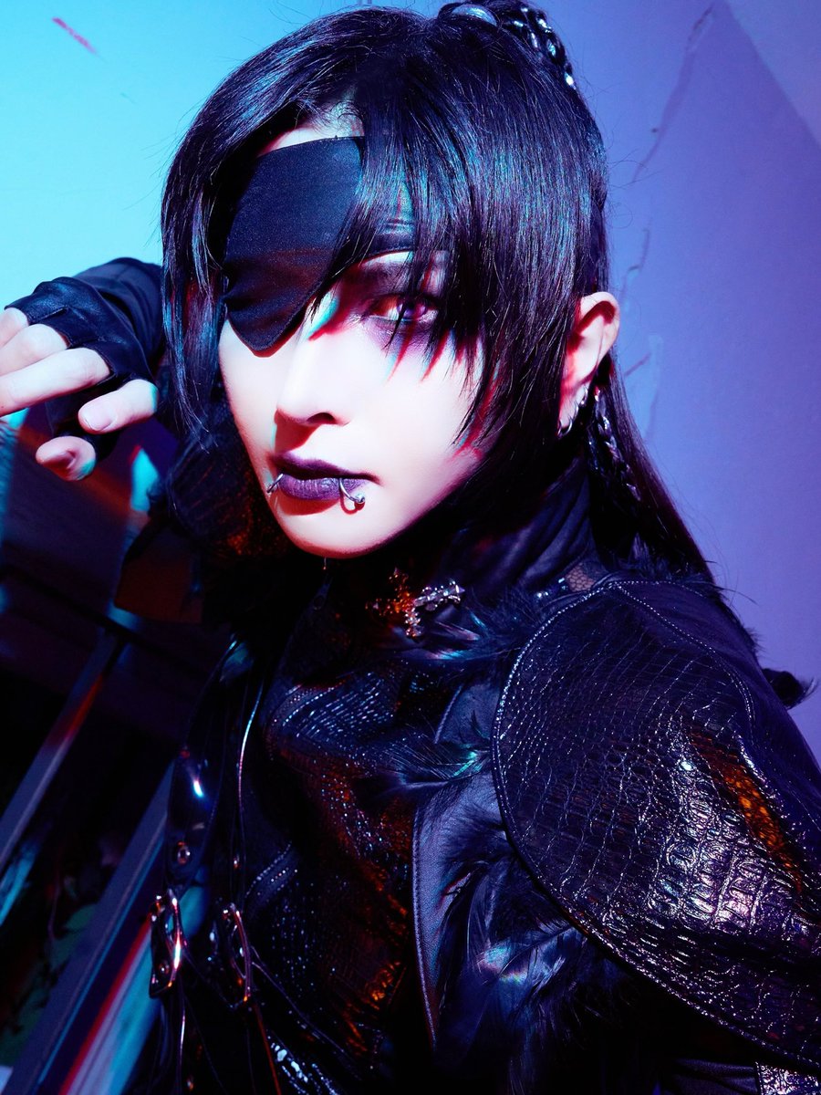 Boogie_JILUKA's tweet photo. 今日はツアー最後のオフ🛏️
ドイツでもメイクをして、衣装を着たらかっこつける😰
それが仕事。 https://t.co/zW3lmKZcP0