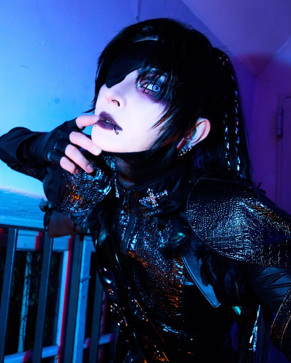 Boogie_JILUKA's tweet photo. 今日はツアー最後のオフ🛏️
ドイツでもメイクをして、衣装を着たらかっこつける😰
それが仕事。 https://t.co/zW3lmKZcP0