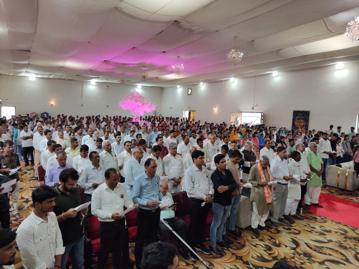 Kamleshwar_INC's tweet photo. आज सिहोरा, जबलपुर में समाज द्वारा आयोजित प्रतिभाशाली छात्र छात्राओं एवं अभिभावक सम्मान समारोह में सम्मिलित हुआ।

इस अवसर पर विभिन्न शैक्षणिक एवं प्रतियोगी परीक्षाओं में उत्कृष्ट प्रदर्शन करने वाले मेधावी छात्र छात्राओं और उनके अभिभावकों को सम्मानित किया एवं सभी को उज्ज्वल भविष्य के लिए शुभकामनाएं दीं।

हमारे समाज की ये प्रतिभाएं अपनी मेहनत, लगन और समर्पण से सफलता के नए आयाम स्थापित कर रही हैं। इन प्रतिभाओं को प्रोत्साहित करना आने वाली पीढ़ी को बड़े सपने देखने और उन्हें पूरा करने के लिए प्रेरित करता है।

सभी मेधावी छात्र छात्राओं को हार्दिक शुभकामनाएं तथा इस प्रेरणादायी आयोजन के लिए जबलपुर के सभी आयोजकों एवं समाजजनों का हृदय से आभार।
