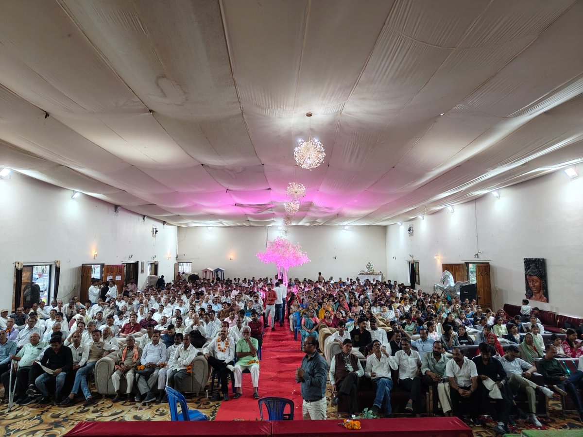 Kamleshwar_INC's tweet photo. आज सिहोरा, जबलपुर में समाज द्वारा आयोजित प्रतिभाशाली छात्र छात्राओं एवं अभिभावक सम्मान समारोह में सम्मिलित हुआ।

इस अवसर पर विभिन्न शैक्षणिक एवं प्रतियोगी परीक्षाओं में उत्कृष्ट प्रदर्शन करने वाले मेधावी छात्र छात्राओं और उनके अभिभावकों को सम्मानित किया एवं सभी को उज्ज्वल भविष्य के लिए शुभकामनाएं दीं।

हमारे समाज की ये प्रतिभाएं अपनी मेहनत, लगन और समर्पण से सफलता के नए आयाम स्थापित कर रही हैं। इन प्रतिभाओं को प्रोत्साहित करना आने वाली पीढ़ी को बड़े सपने देखने और उन्हें पूरा करने के लिए प्रेरित करता है।

सभी मेधावी छात्र छात्राओं को हार्दिक शुभकामनाएं तथा इस प्रेरणादायी आयोजन के लिए जबलपुर के सभी आयोजकों एवं समाजजनों का हृदय से आभार।