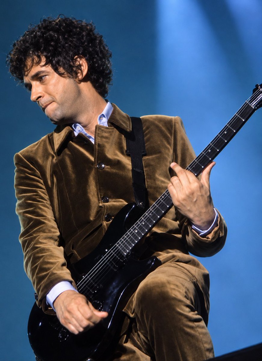 SodaStereo_Mx's tweet photo. Soda Stereo cerraba su gira final en Buenos Aires. Cerati, Zeta y Charly Alberti se despedían de los escenarios juntos. Al final, una frase quedó para siempre en la memoria de millones: «¡Gracias… totales!»

📍 Estadio de River Plate, Buenos Aires
📅 20 de septiembre de 1997 https://t.co/HDSZ0KVnSO