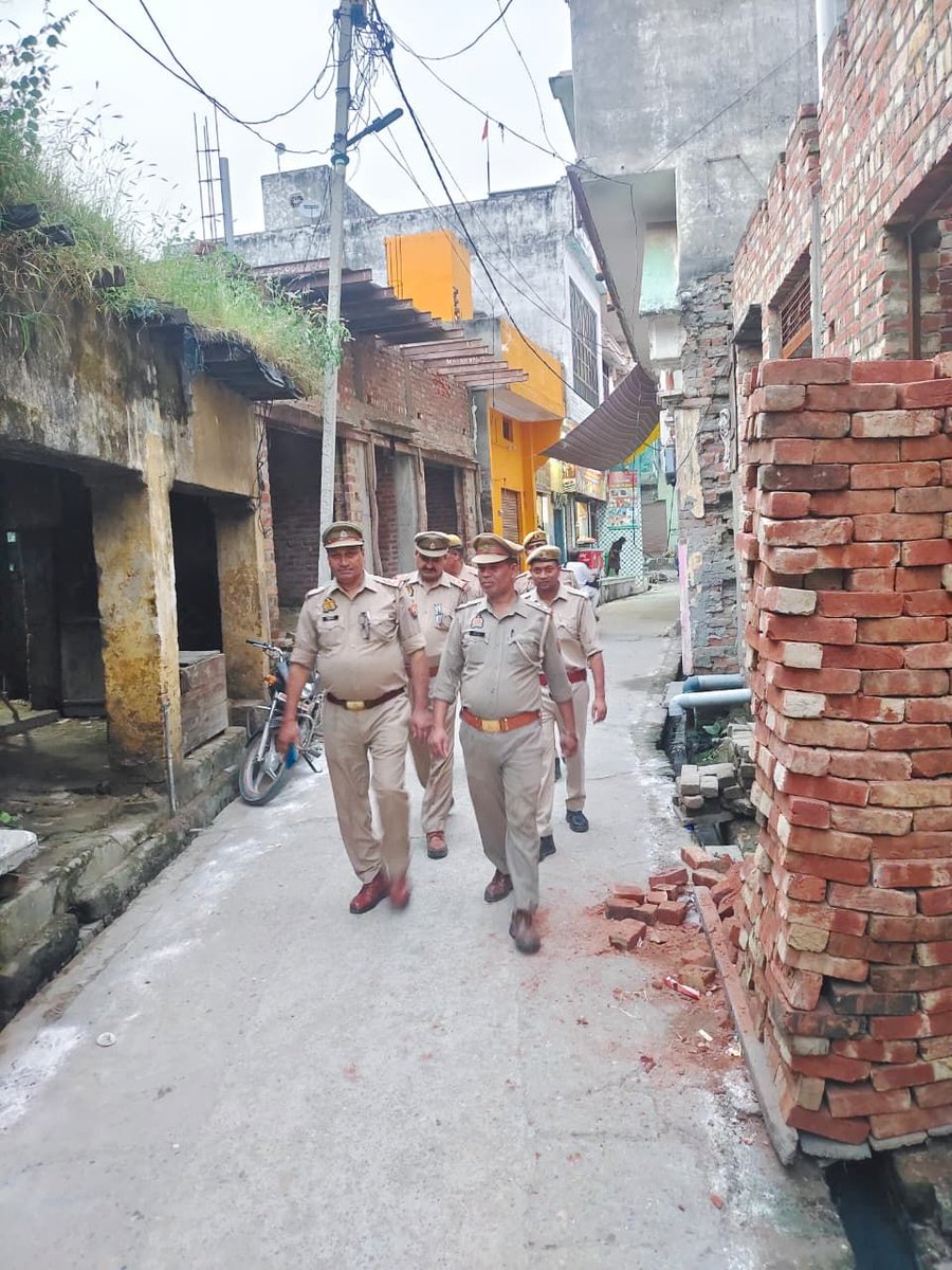 rampurpolice's tweet photo. #एसपी_रामपुर के निर्देशन में थाना सैफनी #RampurPolice द्वारा अपराध नियन्त्रण, कानून/शान्ति व्यवस्था, आगामी त्यौहार तथा जनमानस में सुरक्षा की भावना जागृत करने के दृष्टिगत थाना क्षेत्रान्तर्गत महत्वपूर्ण/भीड भाड वाले स्थानो पर मय पुलिस बल पैदल गश्त की गयी।  
#UPPolice 
#RampurPolice 
#FootPetrollinge