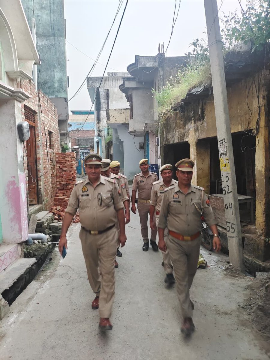 rampurpolice's tweet photo. #एसपी_रामपुर के निर्देशन में थाना सैफनी #RampurPolice द्वारा अपराध नियन्त्रण, कानून/शान्ति व्यवस्था, आगामी त्यौहार तथा जनमानस में सुरक्षा की भावना जागृत करने के दृष्टिगत थाना क्षेत्रान्तर्गत महत्वपूर्ण/भीड भाड वाले स्थानो पर मय पुलिस बल पैदल गश्त की गयी।  
#UPPolice 
#RampurPolice 
#FootPetrollinge