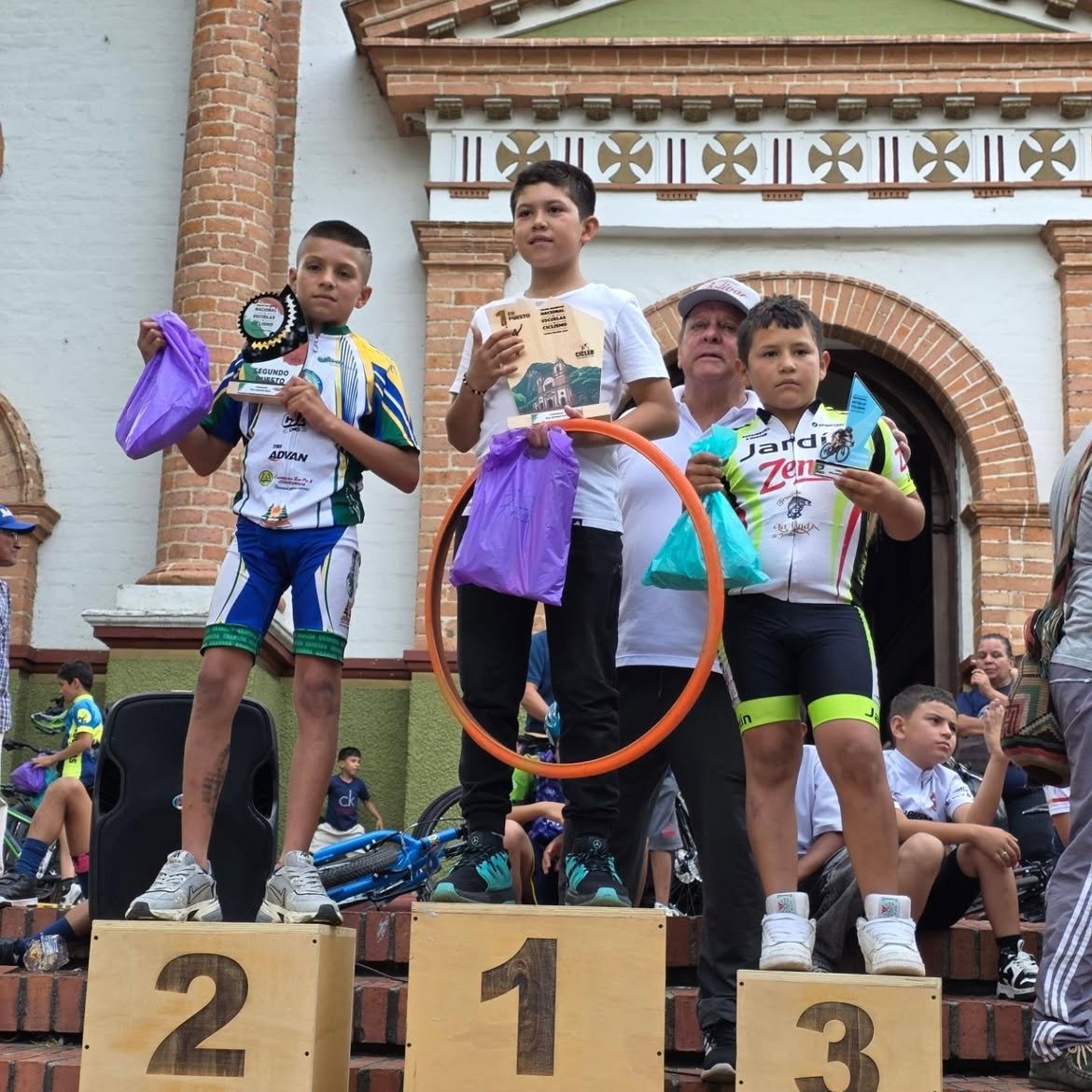 Granada_Stereo's tweet photo. Granada participó en el Festival de Ciclismo de Ciudad Bolívar. 

Resultados:
Categoría escolar: Isabel Orozco, campeona y Sofía Quintero, tercer puesto.
Preinfantil: Miguel Piedrahita, subcampeón.

#GranadaAntioquia #DeporteGranada #GSTUnaRadioLlenaDeHistorias https://t.co/TA3rrjh7Zv