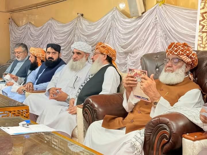Furqan_U_MwT's tweet photo. پشاور: مرکزی ڈیجیٹل میڈیا کوآرڈینیٹر انجینئر ضیاءالرحمان صاحب جےیوآئی مرکزی جنرل کونسل کے اجلاس میں سالانہ کارکردگی رپورٹ پیش کررہے ہے۔ #TeamJuiKp #TeamJuiPak #JuiUpdates https://t.co/LyUa848MC9