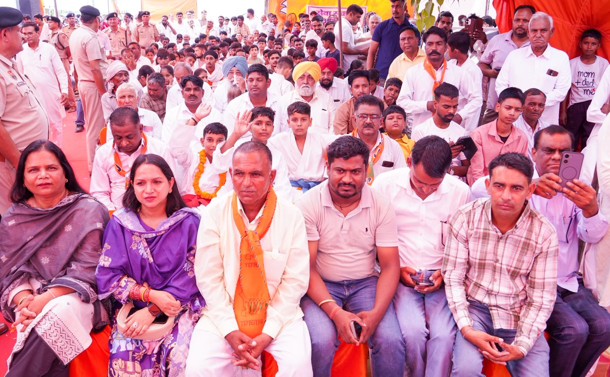 NayabSainiBJP's tweet photo. हरियाणा के हर परिवारजन के लिए मेरे आवास के द्वार हमेशा खुले हैं। अपनों के बीच पहुंचकर उनकी समस्याएं सुनना और उनका प्यार व विश्वास पाना मेरे लिए सबसे बड़ी ऊर्जा है। 

लाडवा विधानसभा क्षेत्र के गाँव सुल्तानपुर में ग्रामीणों से आत्मीय मुलाकात कर उनकी उम्मीदों, आवश्यकताओं और समस्याओं को जाना। आमजन को किसी तरह की परेशानी न हो, इसके लिए संबंधित अधिकारियों को समाधान के निर्देश दिए।