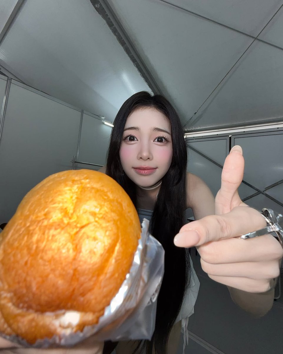 jellyourf's tweet photo. cowoknya nyuruh makan buah biar sehat tpi ceweknya maksa pen makan roti terus tiap hari, tadi sempet debat dikit di chat perkara makanan :c https://t.co/LSEkOuNisX
