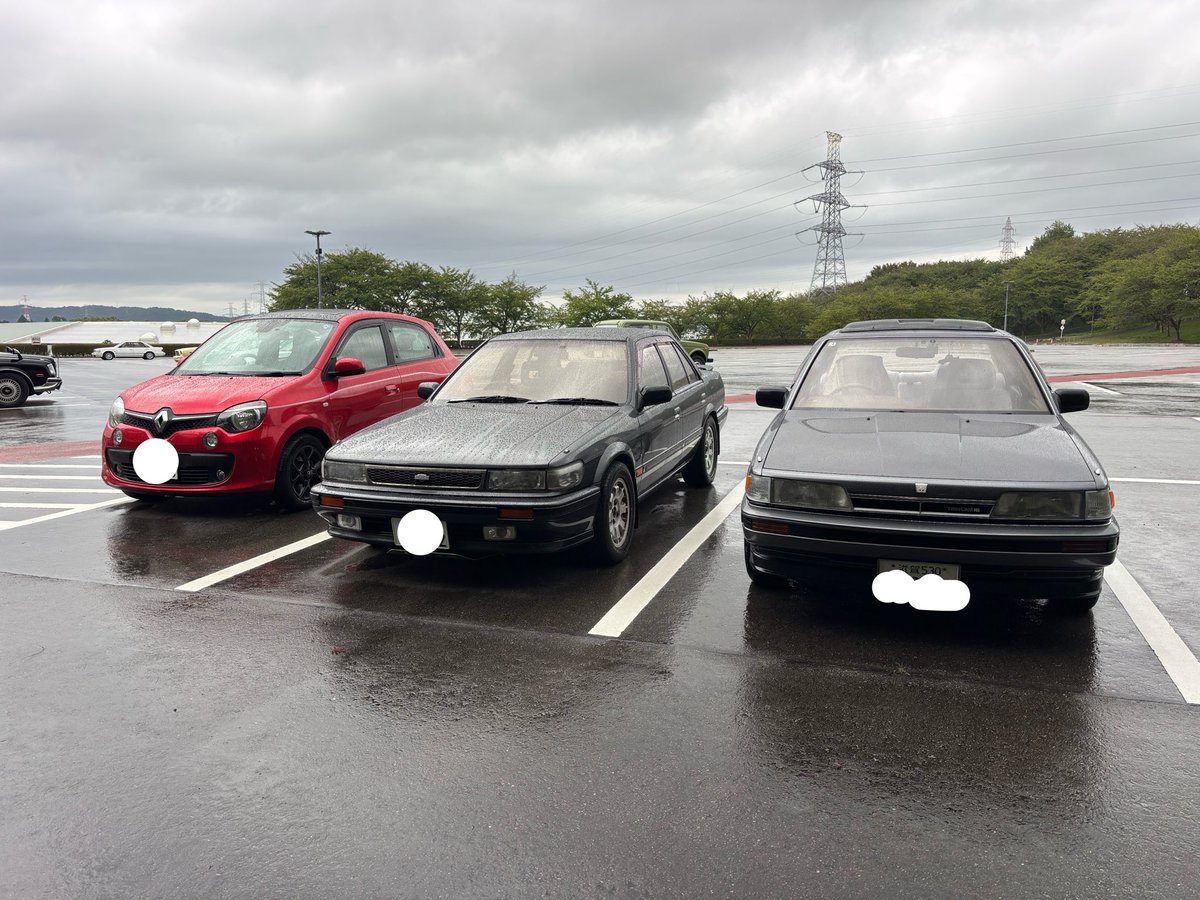 maruoCAMRYsv21's tweet photo. 北陸ハチミーに行って来ました🎵

お友達が4月に新しくU12ブルーバードセダンSSSアテーサリミテッドを買われ､この日イベントデビューで一緒に並べさせて頂きました✨👍
ボディカラーも同じグレーなんでよく似た印象ですが､エンジンは3SGより強そうでした😅 https://t.co/x6tu0fIrlO