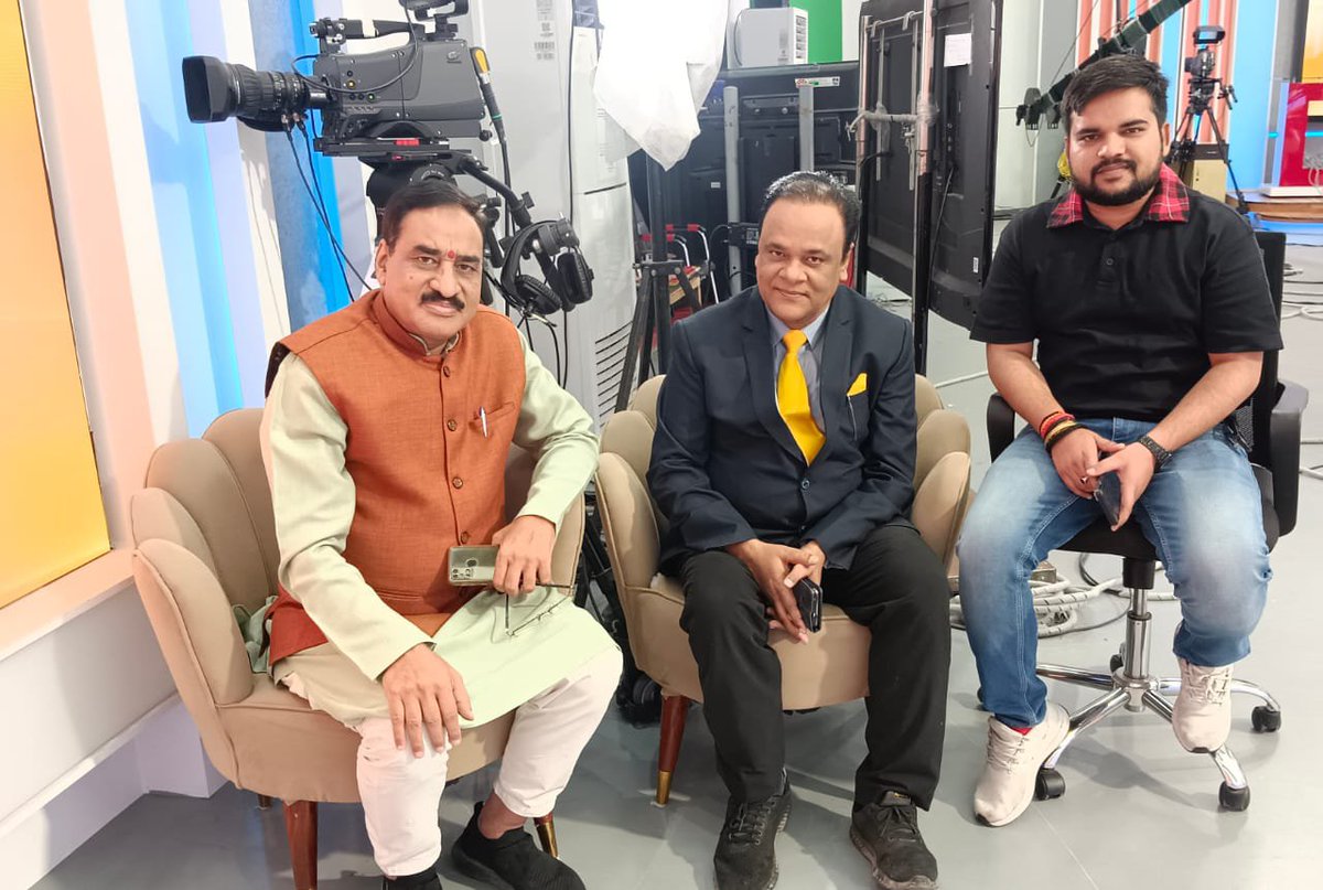 vinod_bansal's tweet photo. आज डीडी न्यूज के स्टूडियो में अपने कुछ पुराने पत्रकार मित्रों से मिला। मेरे साथ हैं देश के मूर्धन्य वरिष्ठ पत्रकार श्री लालचंद जी व उनके सहयोगी श्री आनंद सिंह जी। https://t.co/PjuZMysViV