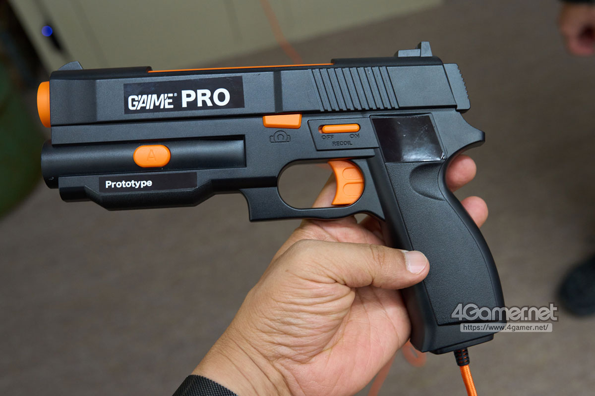 4GamerNews's tweet photo. 薄型ディスプレイでもガンシューティングをプレイできる「G'AIM'E」の新モデルを体験。達成電器＆パイオニアブースをレポート［TGS2026］
https://t.co/NMxuAg3GEa

従来製品のアップデートモデルやワイヤレス接続対応モデルなど，開発中のプロトタイプをチェックした https://t.co/s9StvJlzRR